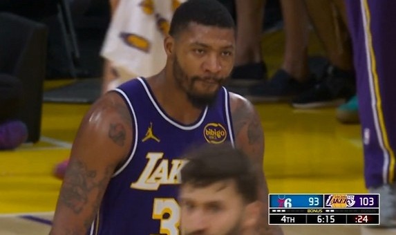 电竞战绩-分差上双了！斯玛特外线连中两记三分球 湖人领先76人10分